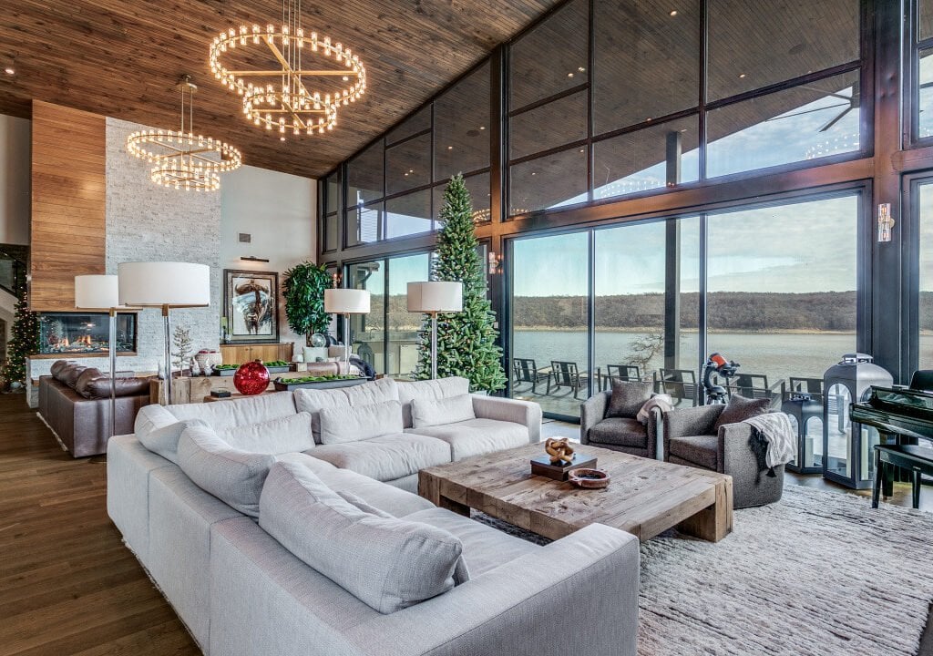 Living room with expansive glass at El Regalo