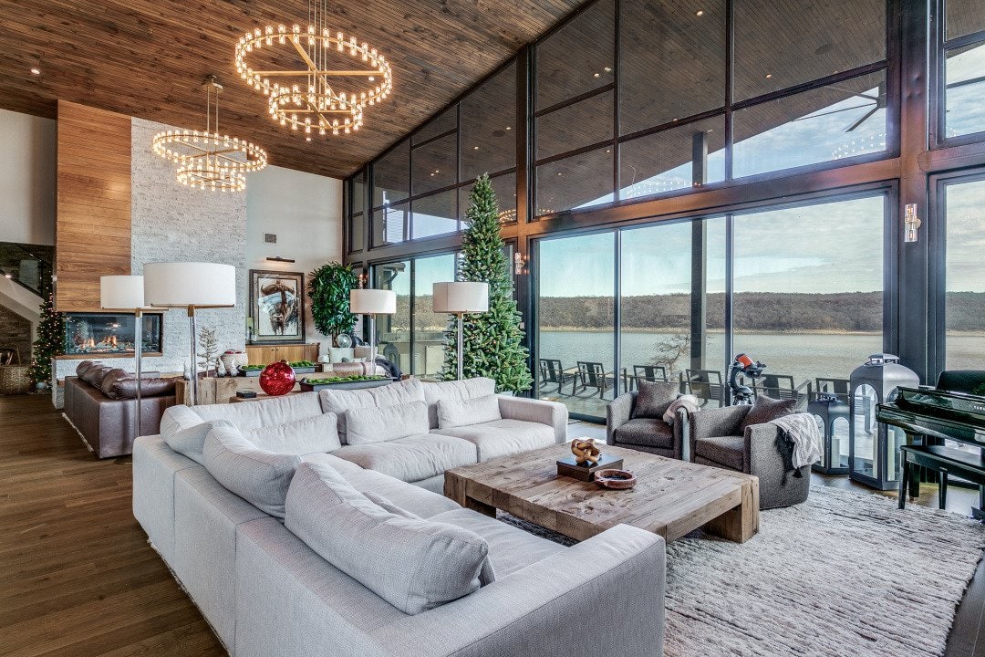 Living room with expansive glass at El Regalo
