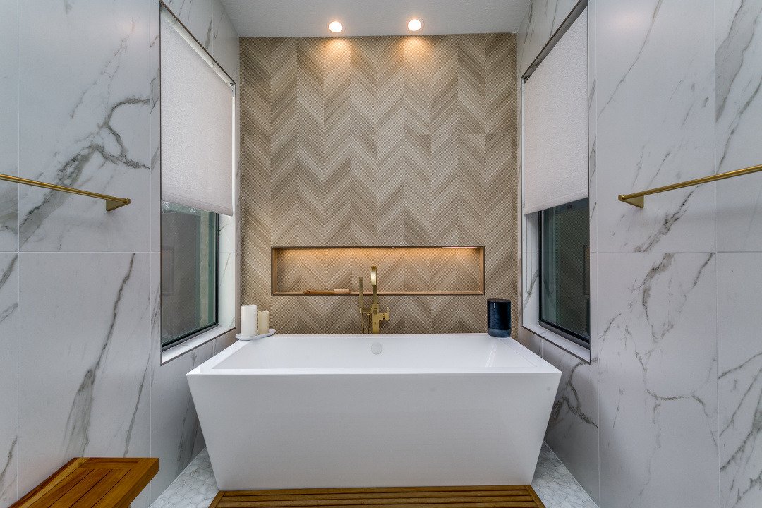 Primary bathroom soaking tub at El Regalo